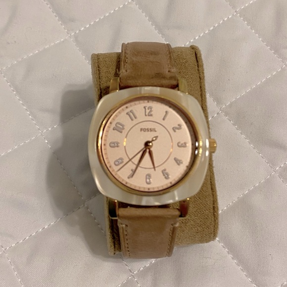 Fossil rose gold watch - Picture 2 of 3
